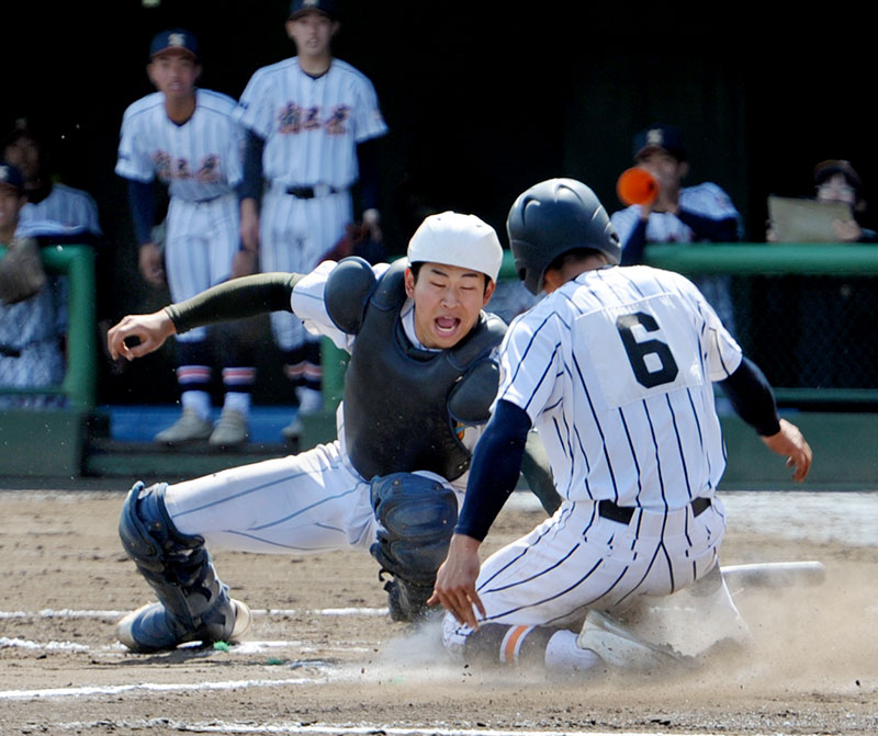 埼玉栄―昌平　6回表埼玉栄2死二塁、左前打を処理した昌平の左翼手園田の好返球で2塁走者長岡の生還を阻む。捕手白坂＝県営大宮
