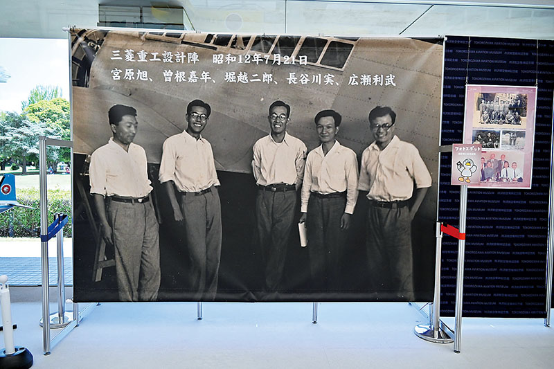 堀越二郎（左から3人目）らと一緒の写真が撮影できるフォトスポット