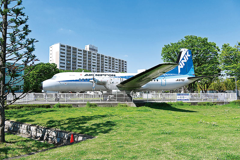 所沢航空発祥記念館の最寄り駅の航空公園駅東口駅前広場には、堀越二郎も設計に携わった戦後初の国産旅客機YS-11が公開されている