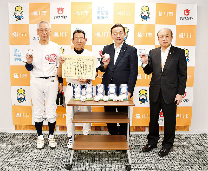 キャッチボール専用球を寄贈したNPO法人「熱いぞ熊谷からの野球教室」（左から）茂木さん、枻川さん、小野市長、岩田教育長（桶川市提供）