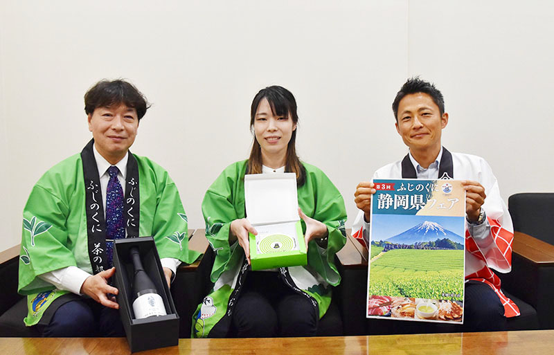 静岡県フェアをPRする同県経済産業部農業局お茶振興課の佐田康稔課長（左）と同課お茶振興班の佐藤末里主任（中央）、経済産業部産業革新局マーケティング課ブランド戦略班の永田恭大班長＝15日午後、さいたま市北区の埼玉新聞社