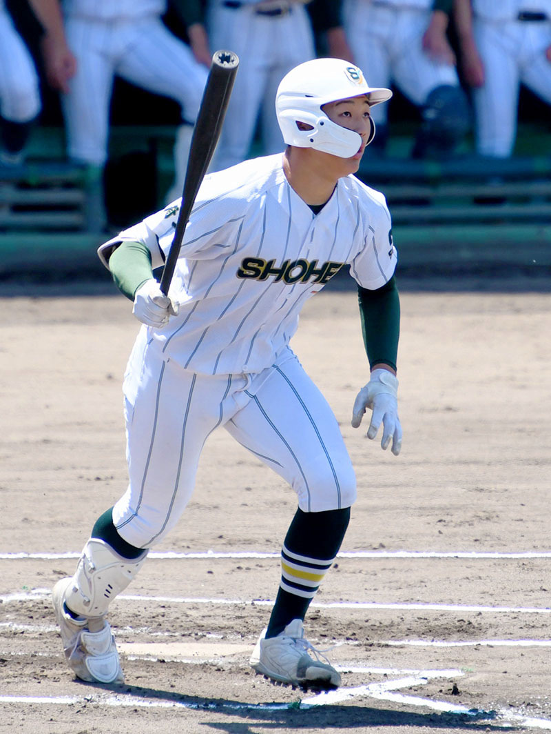 2回戦　武相―昌平　1回裏昌平無死一、二塁、山根が先制の右越え本塁打を放つ＝高崎市城南