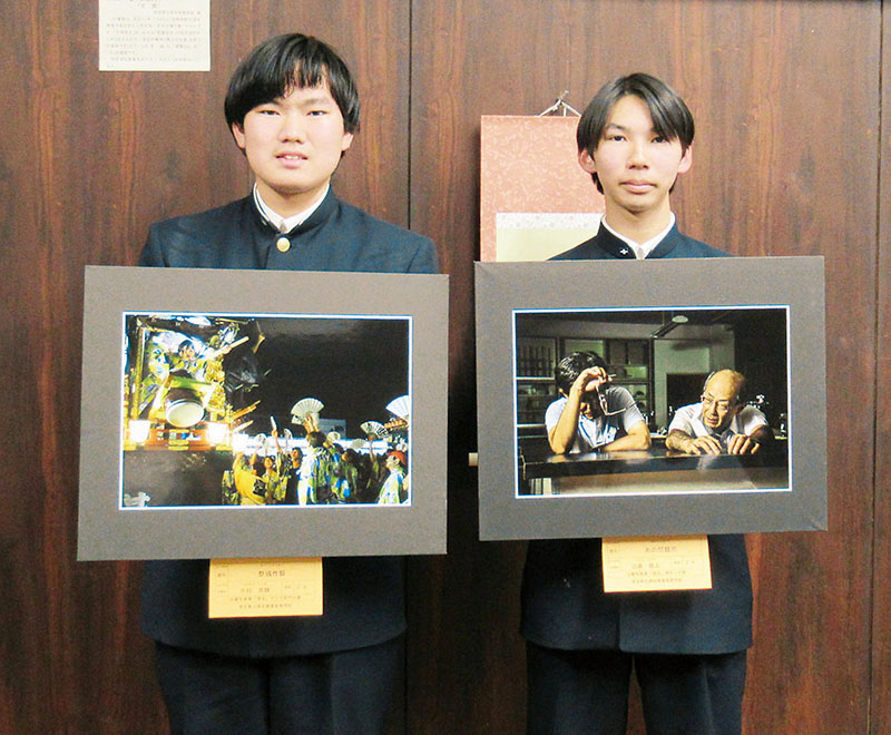 受賞した作品をアピールする右から江黒敬人さん、中村昂輝さん＝県立深谷商業高校