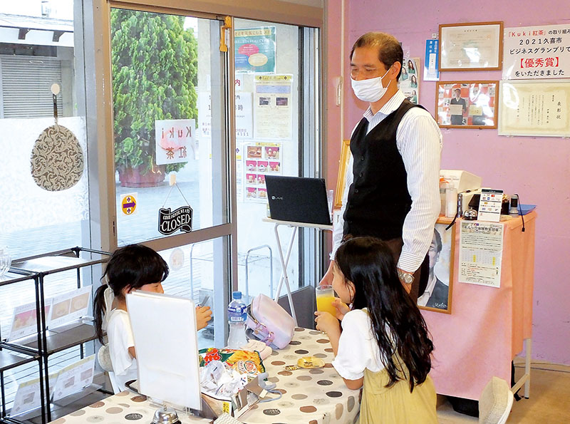 「Kuki紅茶」で子どもたちに飲み物を提供するマスターの伊藤康之さん
