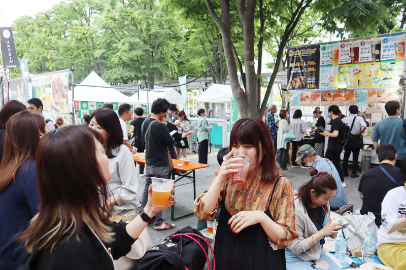 多くの人でにぎわう「けやきひろば春のビール祭り」＝22日午後、さいたま市中央区