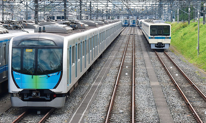西武鉄道の車両と並ぶ今回輸送されてきた小田急8000形（右端）＝24日、所沢市