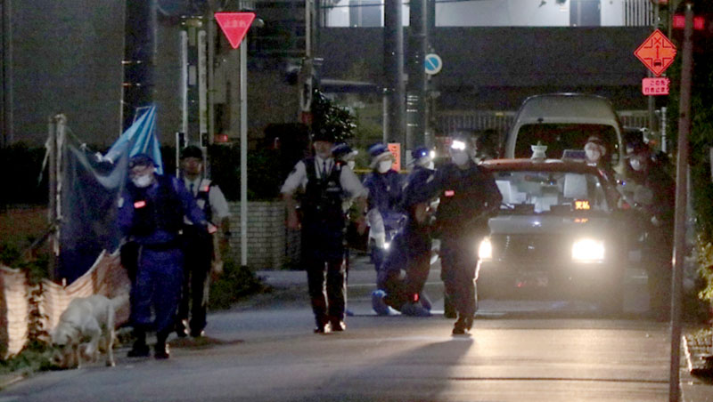 襲われたタクシーの現場周辺では警察官らによる鑑識活動が行われていた＝30日午前2時27分、川口市幸町3丁目