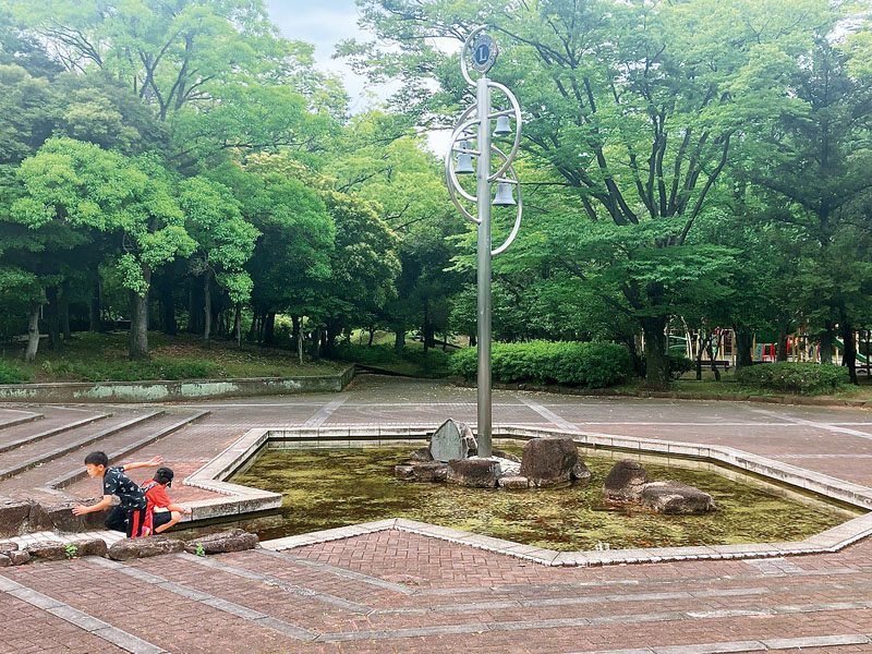 中央公園で遊ぶ子どもら。最近は不定期でキッチンカーも登場する