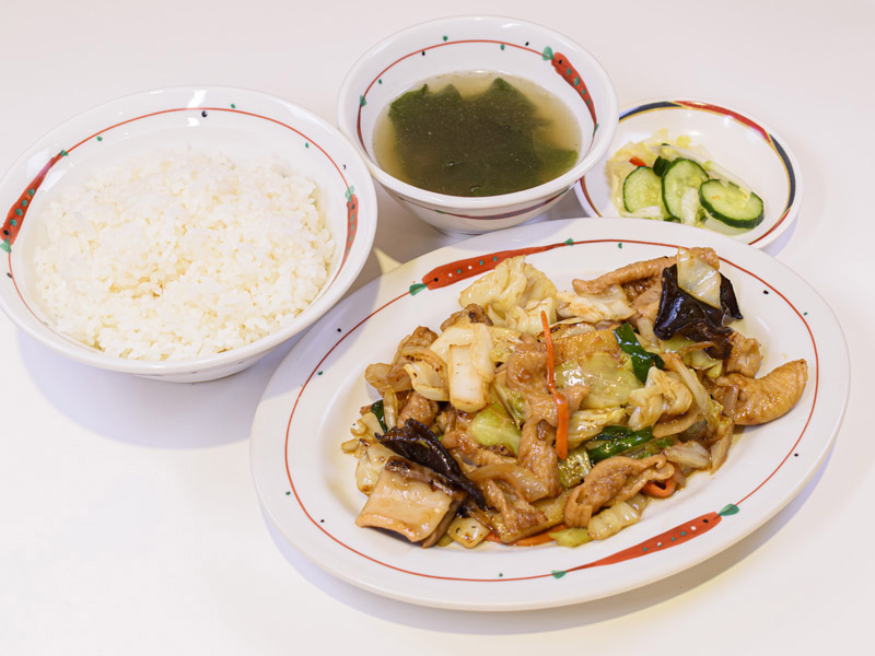 アクアのフードコート店舗で提供するサイボクとのコラボ商品「スタミナもつ定食」（アクア提供）