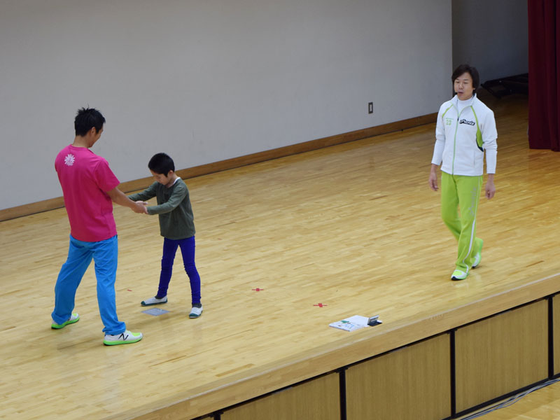 「親子ふれあい体操」で講師を務めた佐藤弘道さん（右）（町提供）