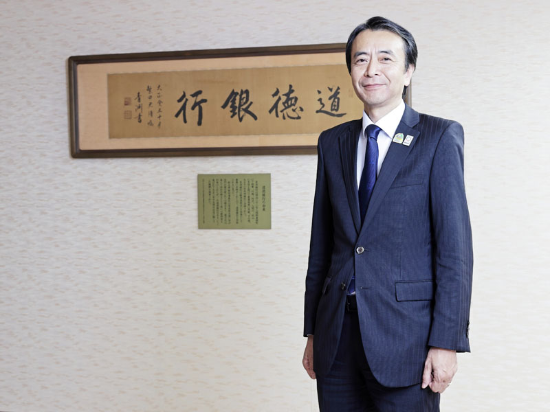 「道徳銀行」の扁額を前に、「道徳経済合一こそ我々が心に留めるべき理念なのだと強く感じた」と伝えた埼玉りそな銀行の福岡聡社長=さいたま市浦和区