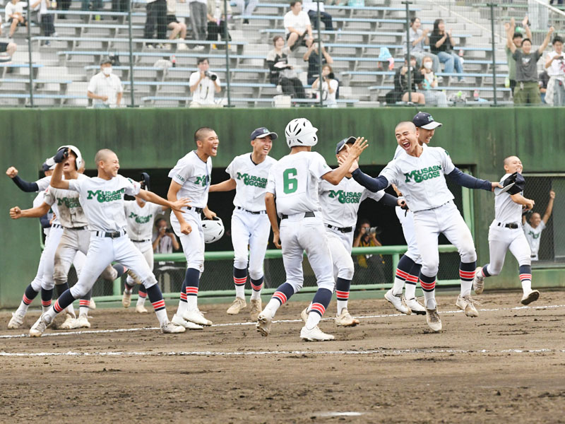 熊谷商―武蔵越生　延長10回タイブレークを制し喜ぶ武蔵越生の選手たち＝県営大宮