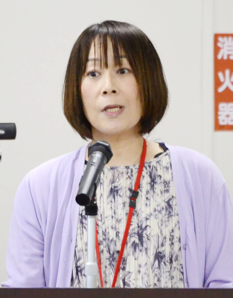 娘を失った経験を語る早舩麻里さん＝9日、県警本部