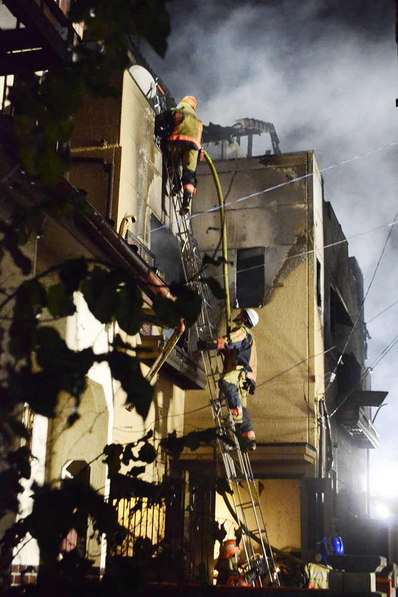 火災現場で消火活動に当たる消防隊員ら＝18日午後9時半ごろ、さいたま市桜区栄和5丁目