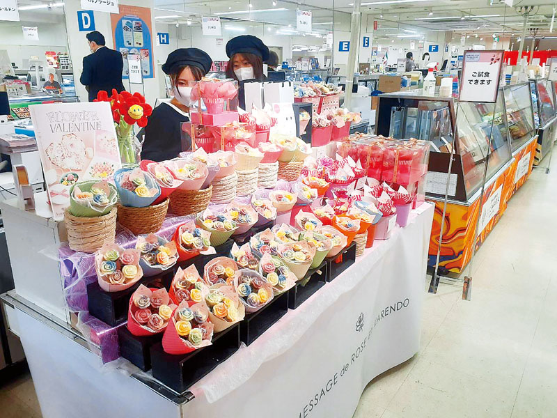 国内外のチョコレートが販売されている特設会場＝そごう大宮店