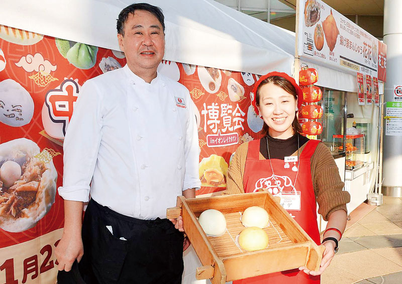 釧路の「よしやすぶたまん」など肉まんの魅力を語る「ご当地グルメ研究会」の松本学代表（左）