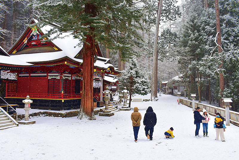 雪化粧となった三峯神社の境内＝2日午前10時半ごろ、秩父市三峰