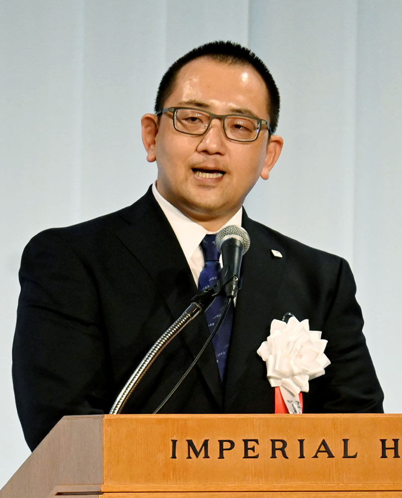 あいさつするアサヒロジスティクスの横塚元樹社長