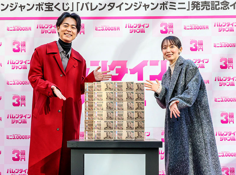 「わくわくどきどき大きな夢を見て」と笑顔の成田凌さん（左）と吉岡里帆さん