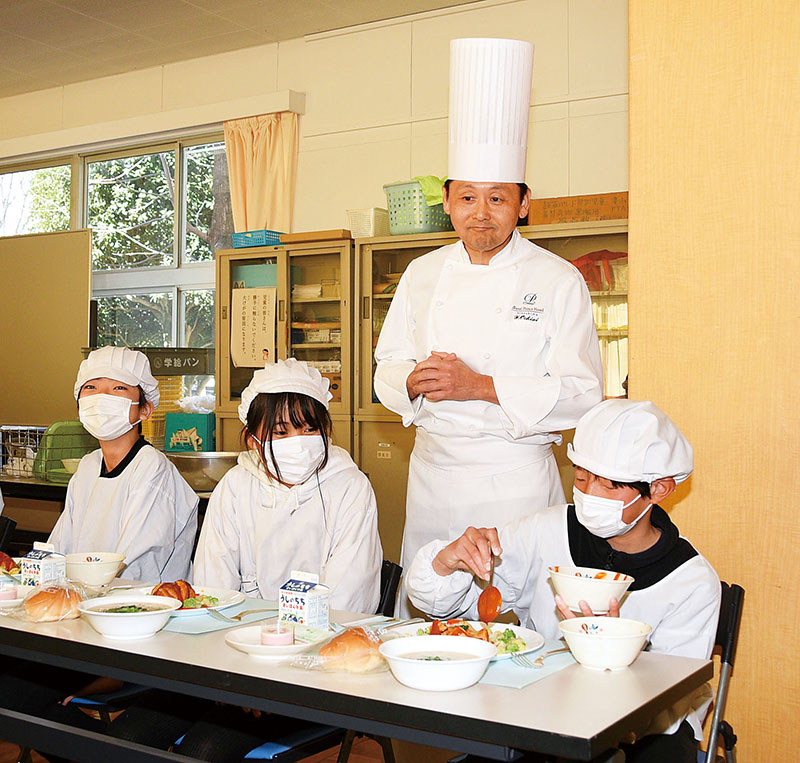 子どもたちの盛り付けを見て回る落合吉紀さん