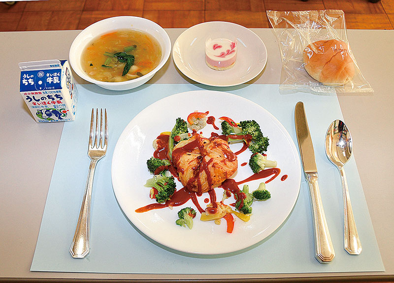 落合さんがつくったメニューをメインにした給食