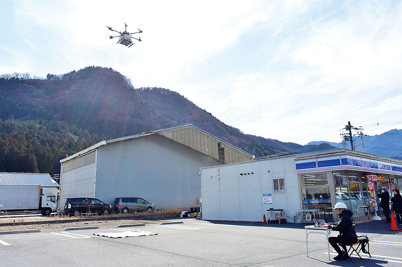 コンビニの商品などを積んで出発するドローン＝12日正午ごろ、ローソン秩父荒川上田野店