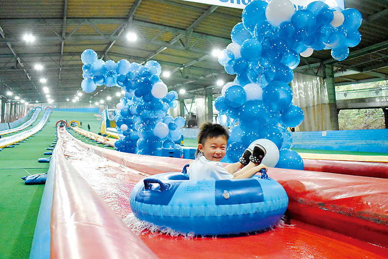 スライダーを楽しむ園児＝25日午前、所沢市上山口