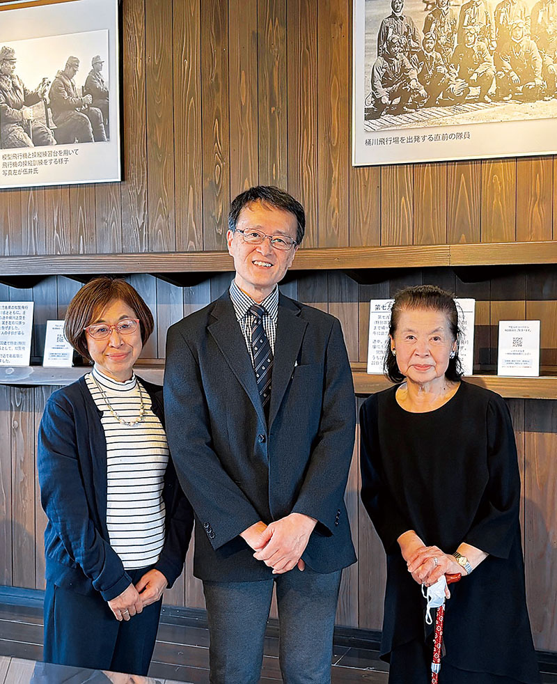 初めての対面を果たした臼田さん（右）と清水さん夫妻