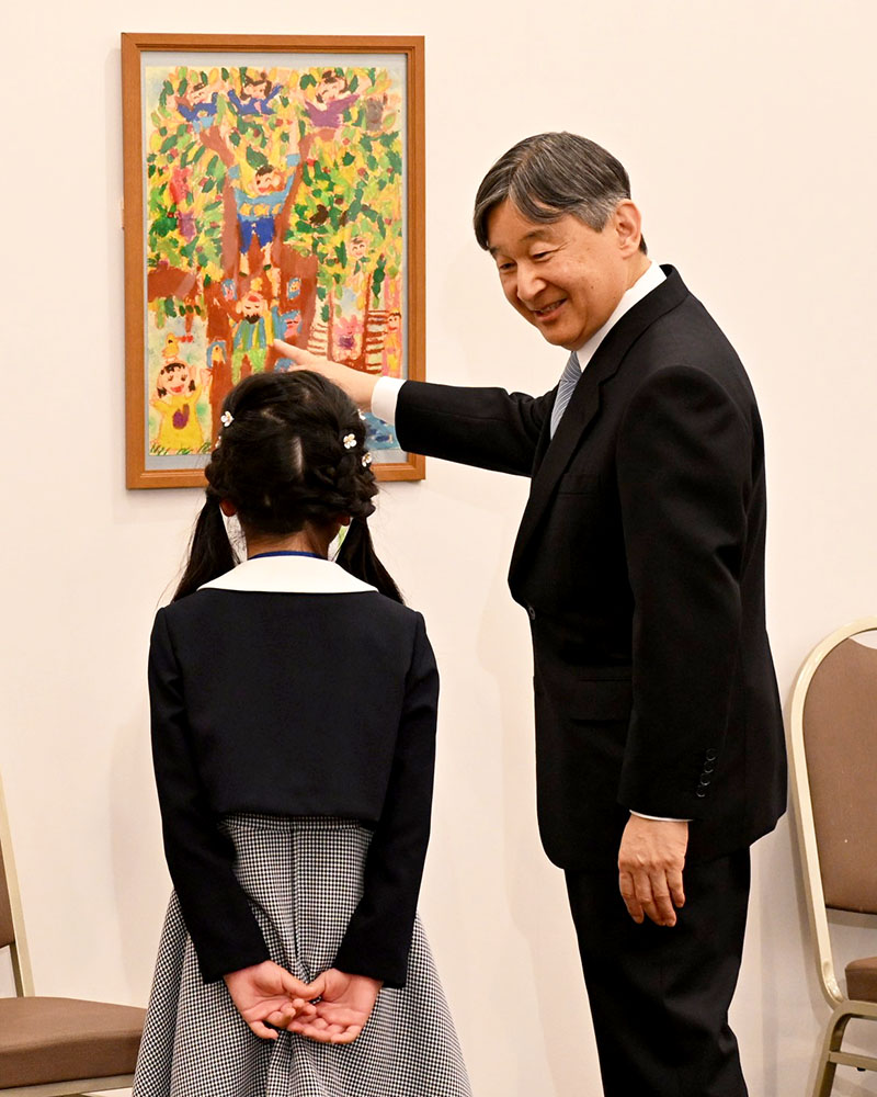 国土緑化運動・育樹ポスター原画コンクールの入賞者と、作品について話される天皇陛下（右）