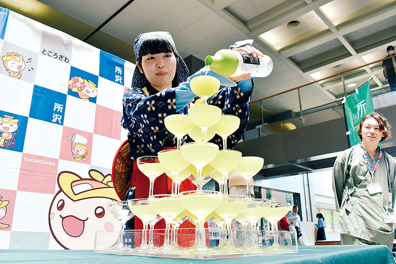 タワーに注がれる狭山新茶