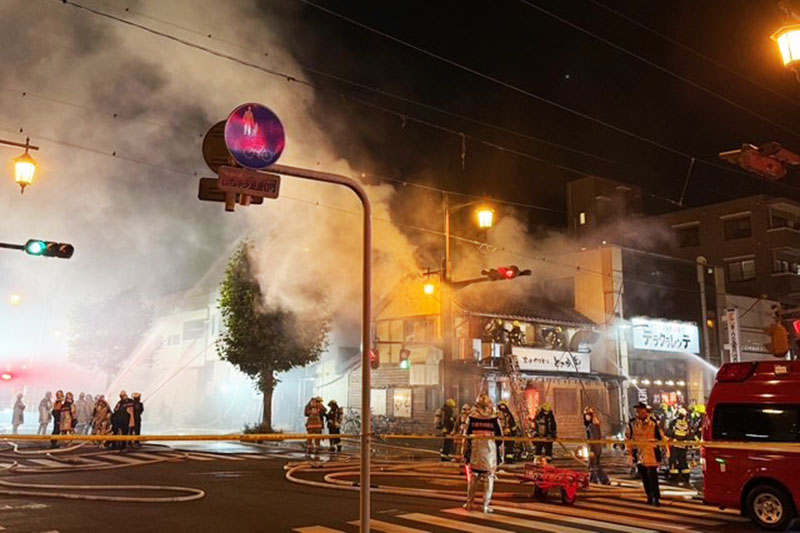 消火活動が行われた火災現場＝27日午後9時ごろ、久喜市