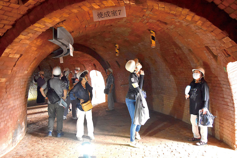 ホフマン輪窯6号窯を見学する人たち＝2024年6月30日、深谷市上敷免