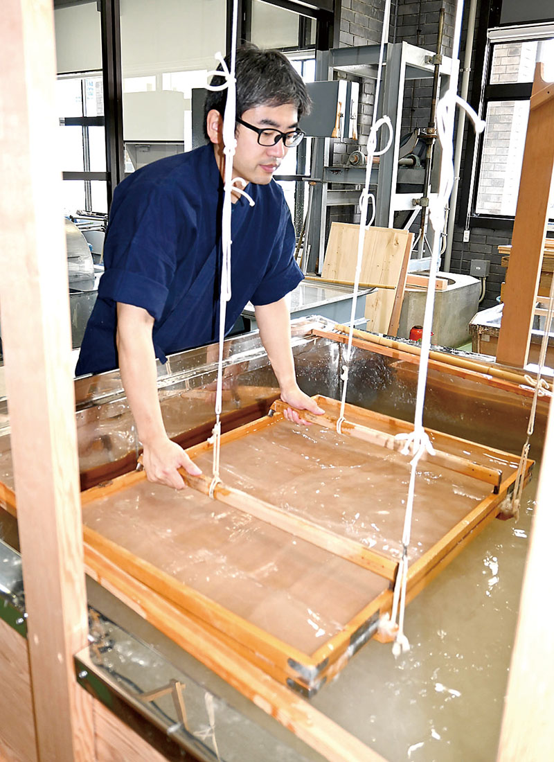 伝統工芸施設では和紙の手すきの実演を見学することができる＝29日、小川町小川の道の駅おがわまち