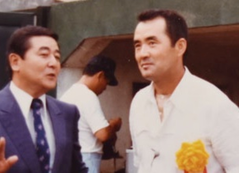 1983年9月に大宮公園球場で再会する（左から）福島郁夫さんと長嶋茂雄さん（福島郁夫さん提供）