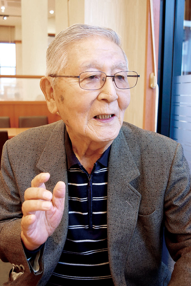 当時を振り返りながらインタビューに応じる福島郁夫さん＝熊谷市内（2022年10月）