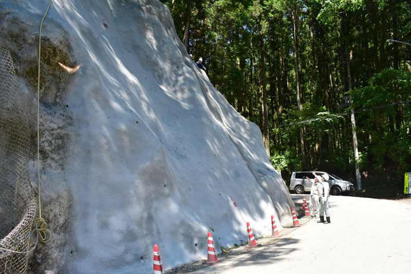 崩落したのり面のコンクリート吹き付けを終えた県道両神小鹿野線＝5日午前、小鹿野町両神薄