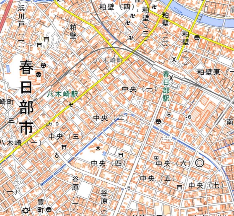 春日部市中央2丁目の位置（地図の中心付近）＝国土地理院HPから