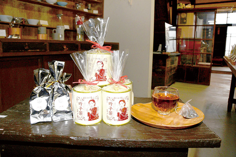 「吟子茶」の缶入り（中央）と詰め替え用（左）