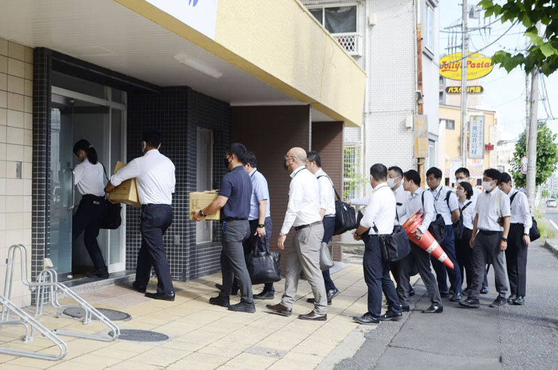 拠点のマンションへ捜索に入る県警の捜査員ら＝2024年7月31日午前8時ごろ、川口市