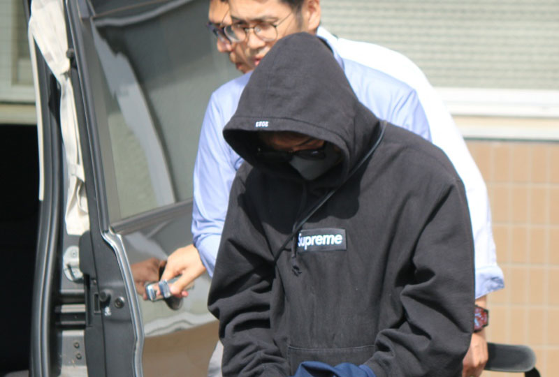 久喜署に入る栗原祐希容疑者＝12日午前8時15分ごろ