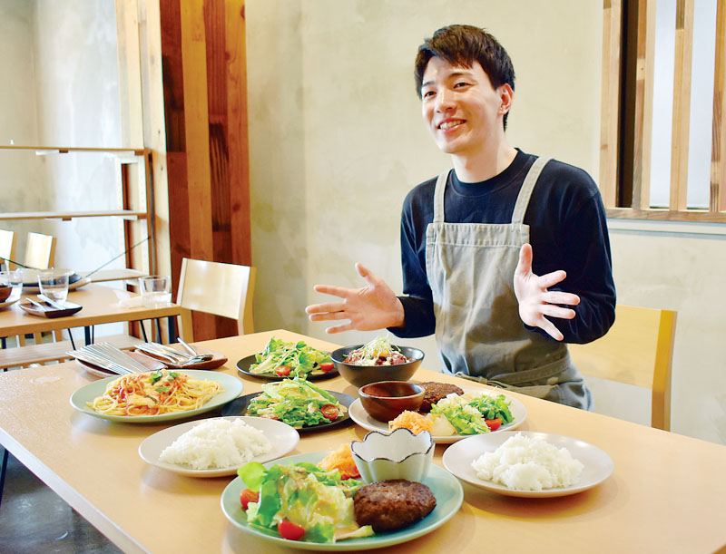 ランチメニューを紹介するエラーブル店主の村田和希さん＝2日、秩父市熊木町の秩父ビジネスプラザ1階