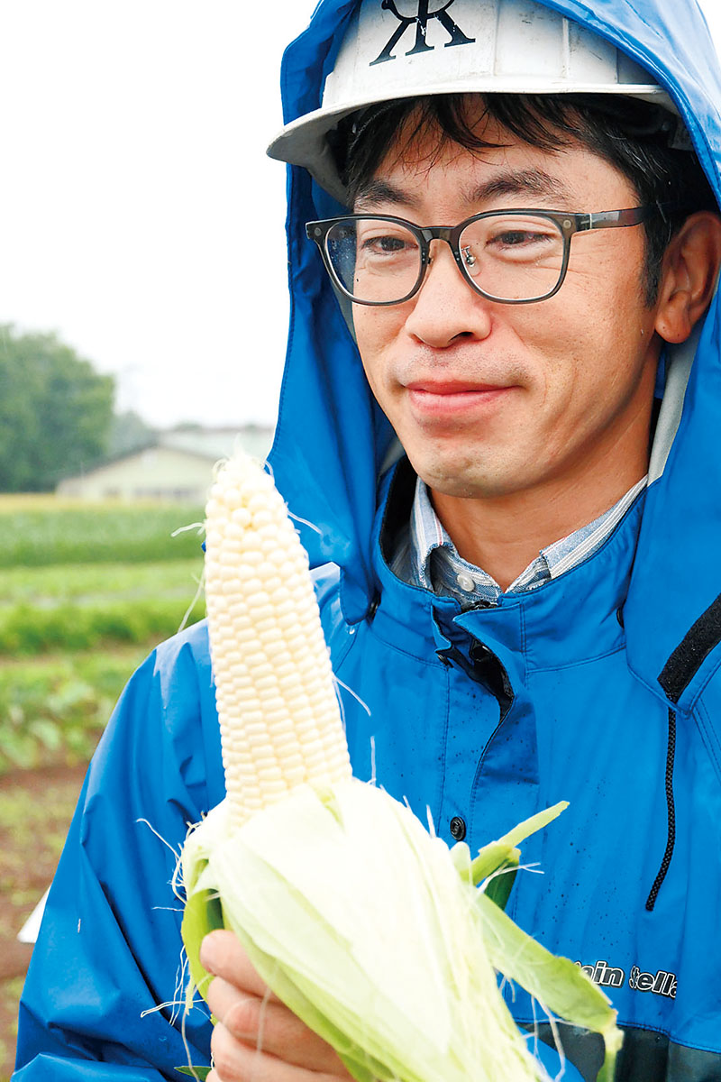 白い色が特徴の東松山ハニーホワイトを持つ松本創一さん