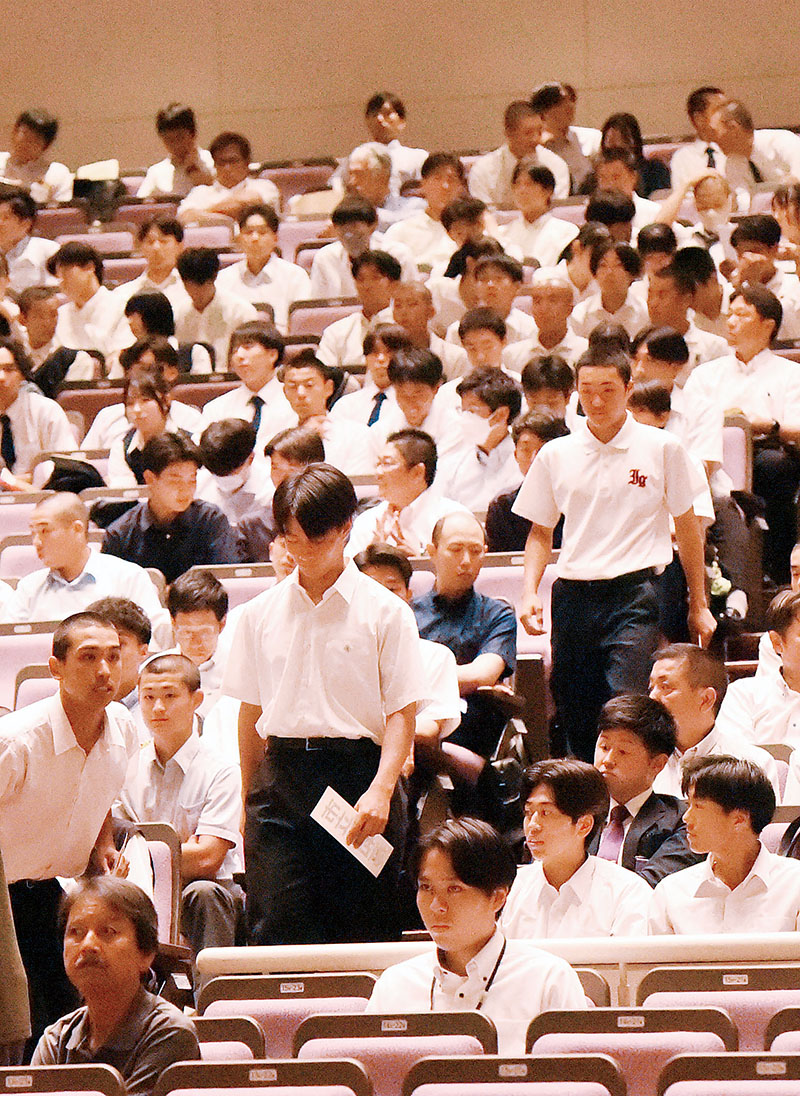 抽選に向かう各校の主将たち