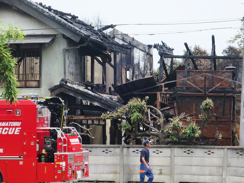 全焼した建物＝20日午前10時半ごろ、加須市中樋遣川