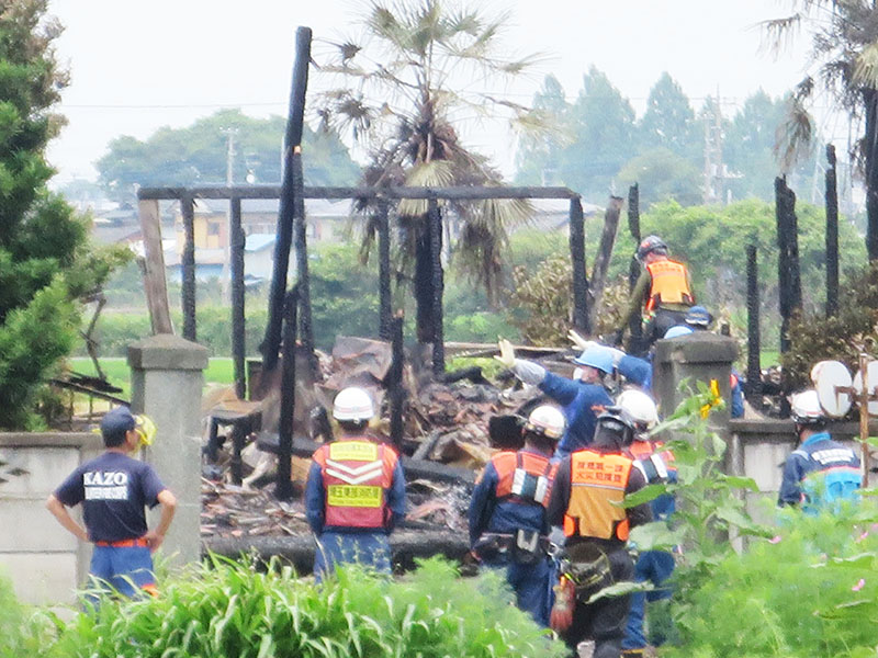 焼け跡を捜索する署員＝20日午前10時半ごろ、加須市中樋遣川