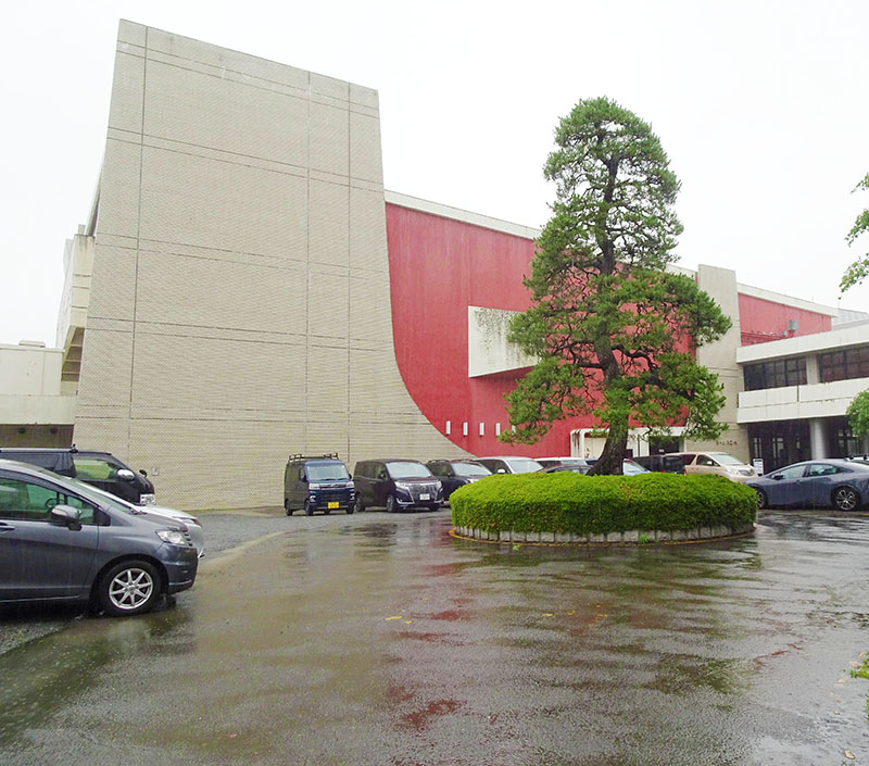 川越市が取得する方針を決めた一部敷地にある旧市民会館＝同市郭町1丁目