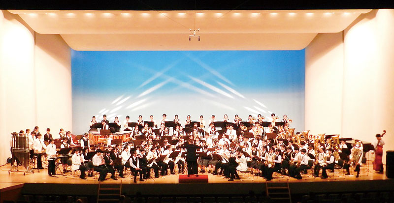 各校の演奏後に行われた6校の1、2年生約130人による迫力ある合同演奏＝22日、上尾市二ツ宮のあげお富士住建ホール