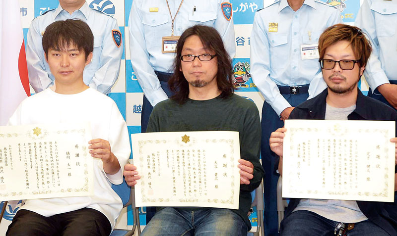 感謝状を手に（左から）橘内太一さん、大谷貴広さん、定方健太さん＝23日、越谷市消防本庁舎