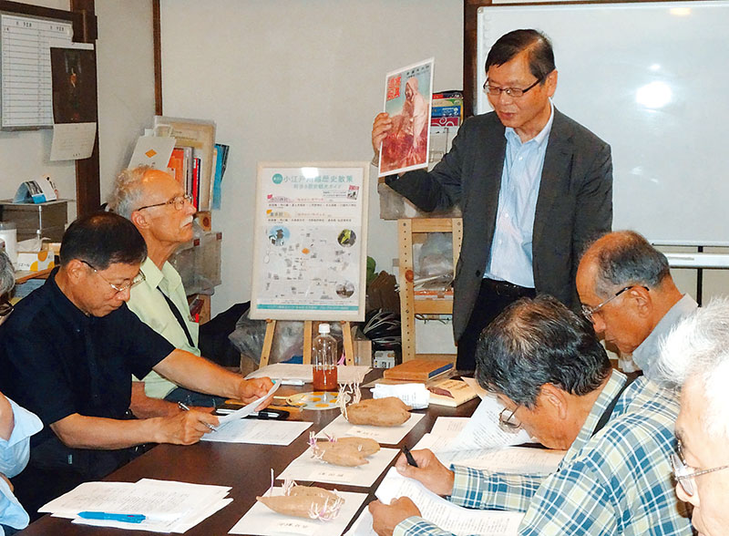 「太平洋戦争とサツマイモ」について講義する山田英次さん（奥）。左奥はベーリ・ドゥエルさん＝14日、川越市元町1丁目の川越サツマイモまんが資料館