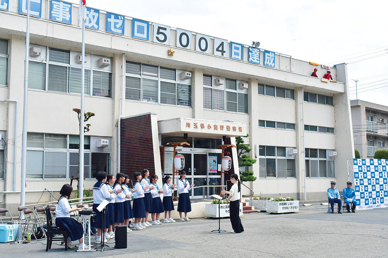 「空」を合唱する小鹿野中学校音楽部＝21日午前10時半ごろ、小鹿野署